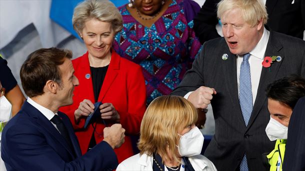 Macron y Johnson se saludan durante la reunión del G20. 