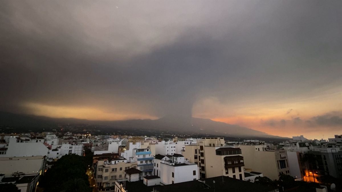 El volcán de La Palma, esta mañana. Imagen obtenida de un vídeo de Agencias.