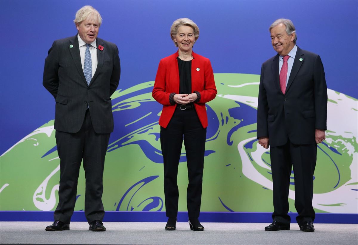 Boris Johnson, Ursula von der Leyen y Antonio Guterres, en su llegada a la COP26. Foto: EFE