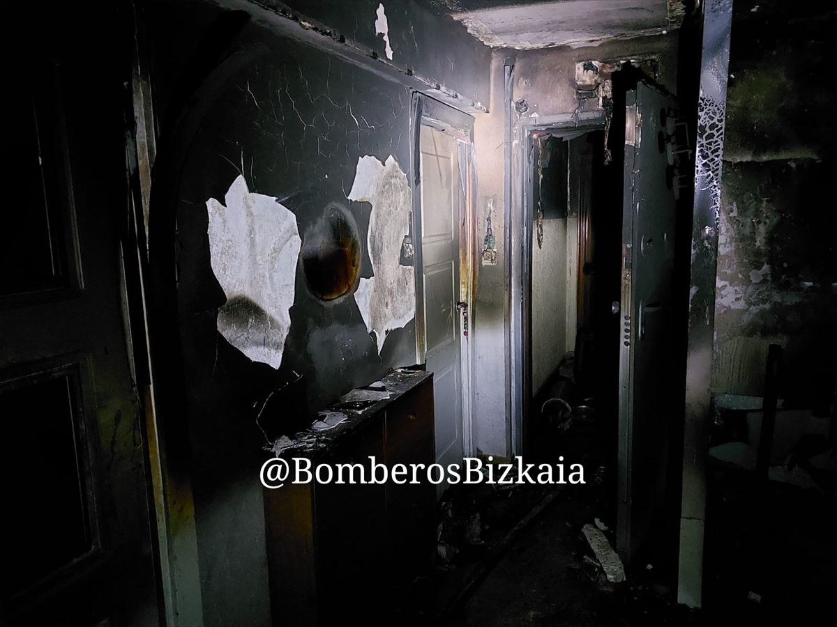 El fuego ha causado daños en la vivienda. Foto: @bomberosbizkaia (Twitter)