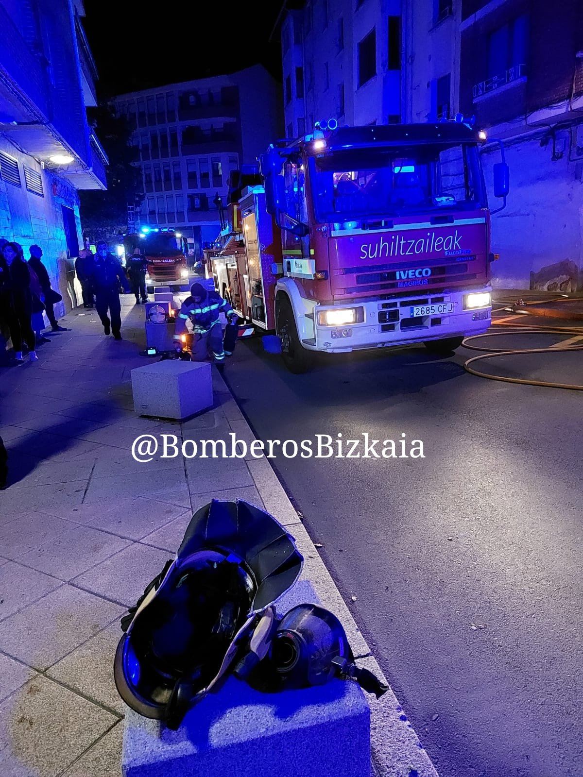 Los Bomberos de Bizkaia en el lugar del incendio.