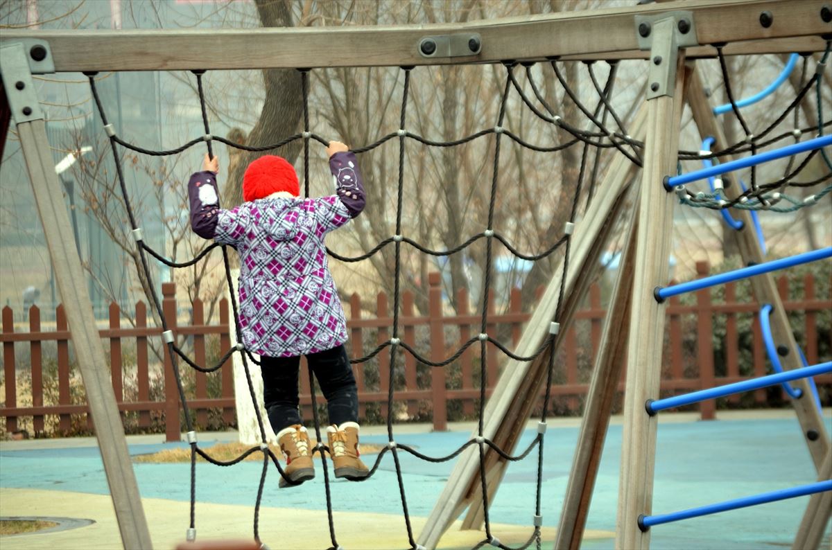 Una niña jugando en un parque