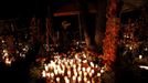 Velas iluminando un altar de un fallecido en el panteón de Tzinzuntzan. title=