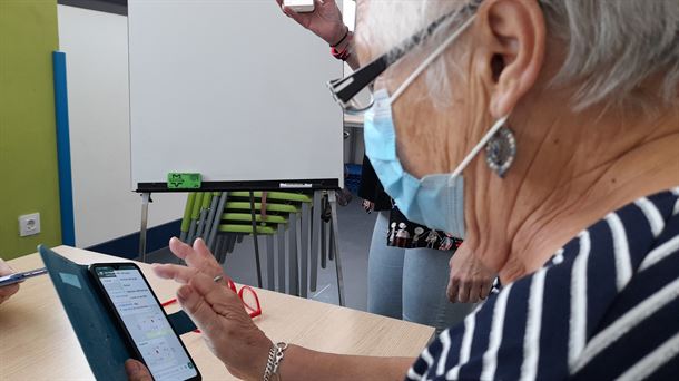 El móvil como aliado para conectarse entre personas mayores que viven solas en el medio rural.