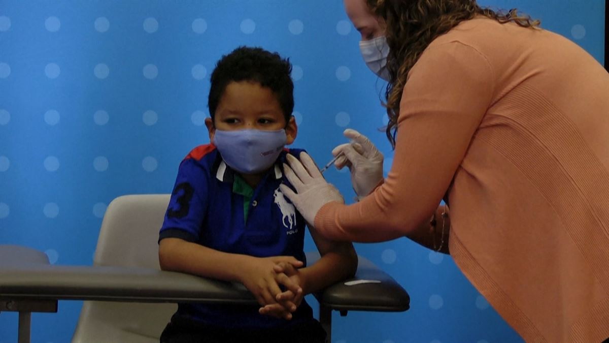 Un niño reciviendo la vacuna de Pfizer.