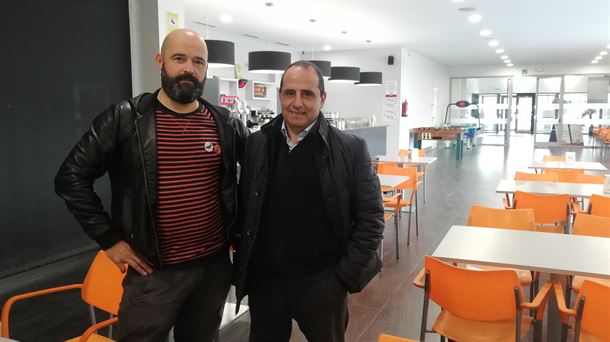 Ibon y Carlos, en el bar que ahora gestiona el Gaztedi.