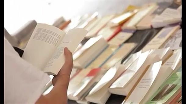 Mujer sosteniendo un libro