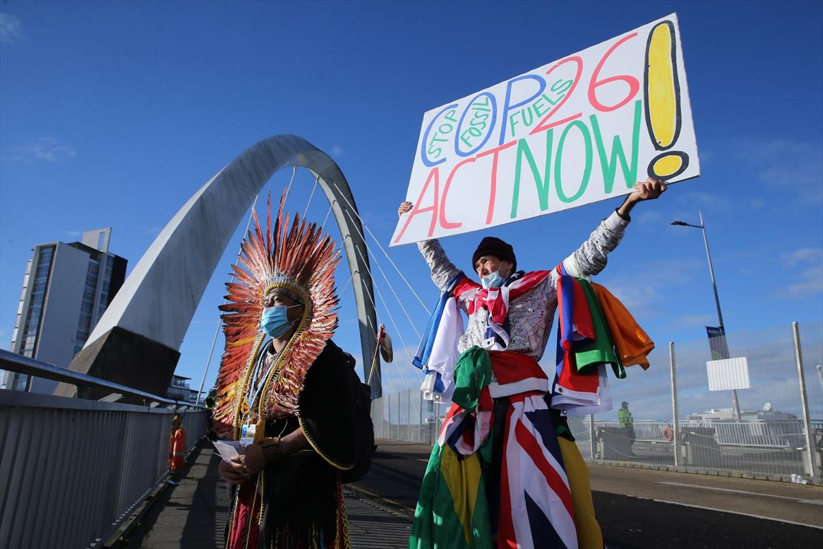 Activistas en Glasgow (Escocia), en la COP26. Foto: EFE