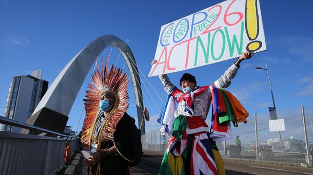 Activistas en Glasgow (Escocia), en la COP26. Foto: EFE