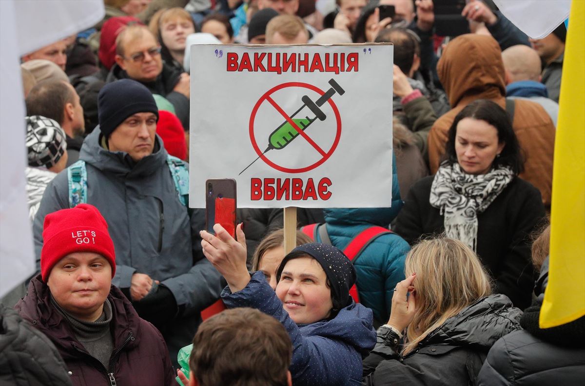 Protesta anti-vacunas ayer en Ucrania, donde 3800 personas han muerto en la última semana. EFE