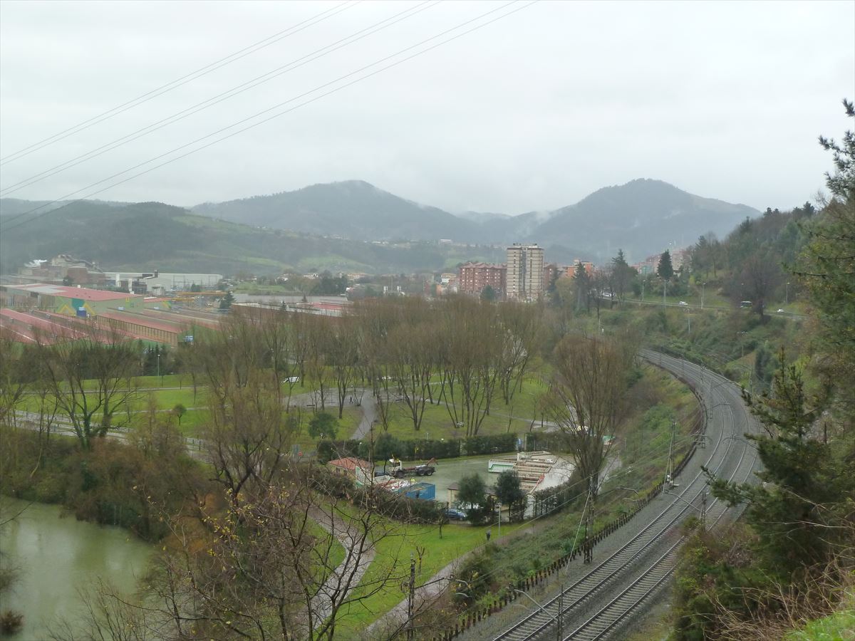 Vista de Basauri, al paso por el tren de Cercanía de Renfe. 