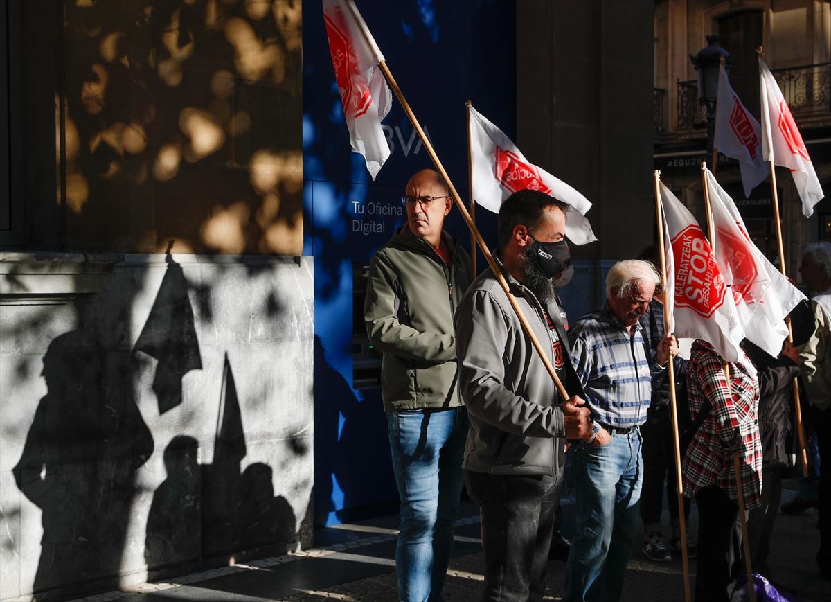 Concentración contra los desahucios en San Sebastián, el año pasado. Foto de archivo: EFE