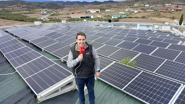 José Antonio Etxeberria en el tejado lleno de placa solares de Ekolo