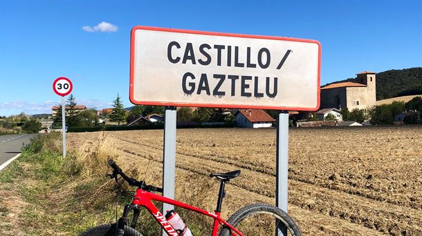 El concejo de Castillo-Gaztelu está en la Zona Rural Suroeste del municipio de Vitoria-Gasteiz.