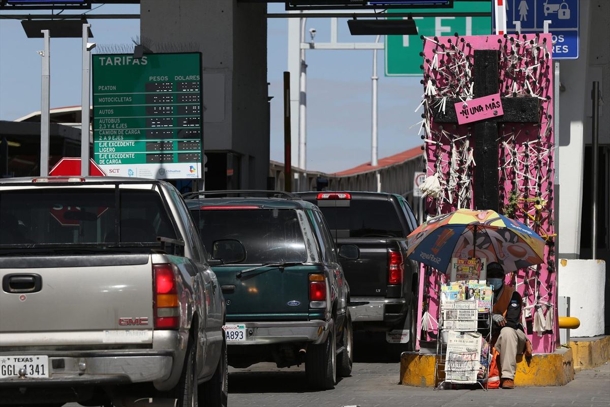 Vehículos que transitan por el puente internacional Paso del Norte, en México.