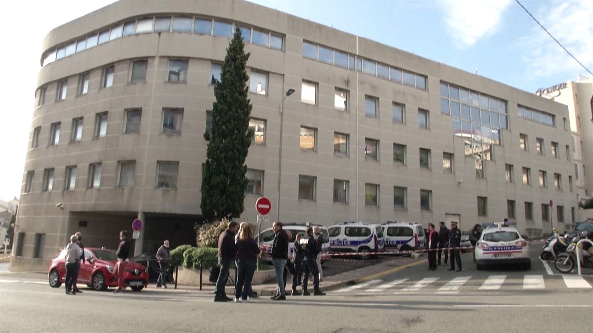 El ataque ha tenido lugar en el exterior de la Comisaría Central de Cannes.
