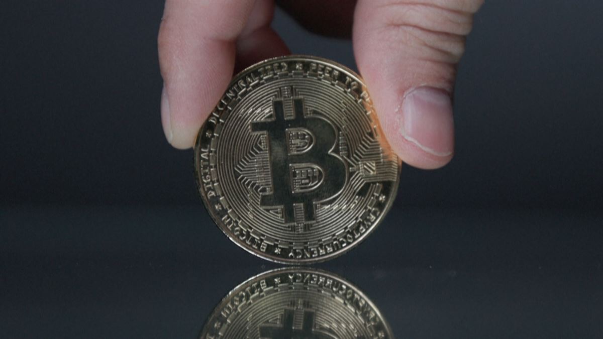 Bitcoin kriptomoneta 26.000 dolarren azpitik kokatu da 16 hilabetetan aurrenekoz. Irudia: EiTB Media