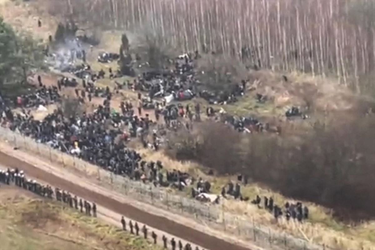 Más de 2.000 personas tratan de cruzar la frontera entre Bielorrusia y Polonia. Foto: EFE