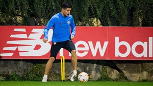 Yuri baloiarekin ariketak egiten hasi da; Villalibre eta Zarraga taldekideekin batera aritu dira