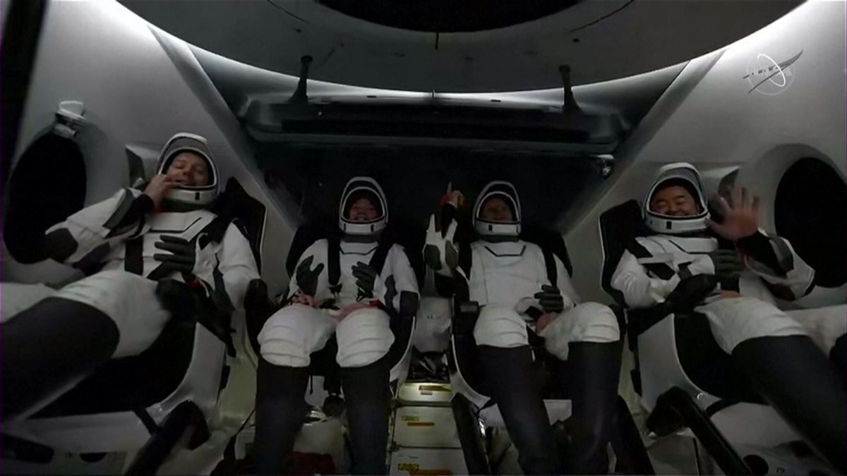 Crew Dragon kapsulan etorri dire lau astronautak.