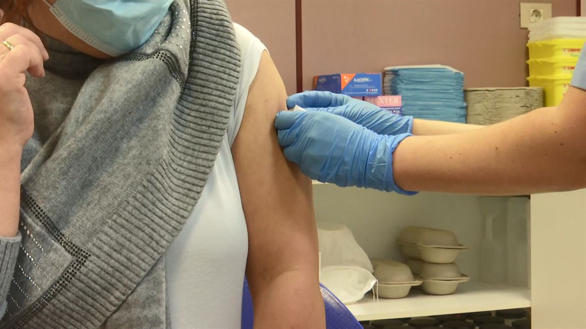Una enfermera se dispone a poner la vacuna contra el coronavirus a una mujer