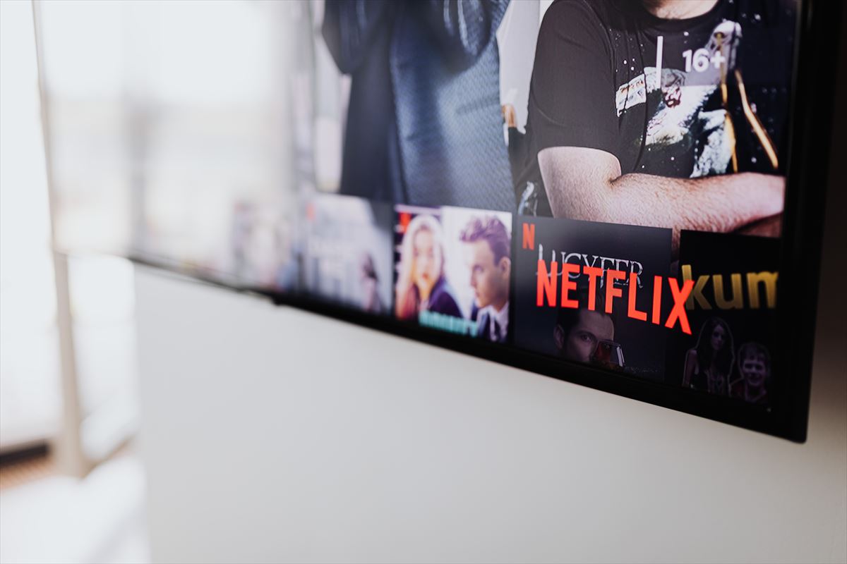 Netflix plataformara konektatutako pantaila bat