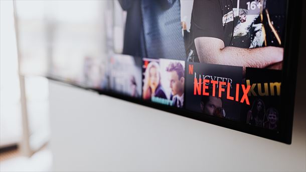 Una pantalla conectada a la plataforma Netflix