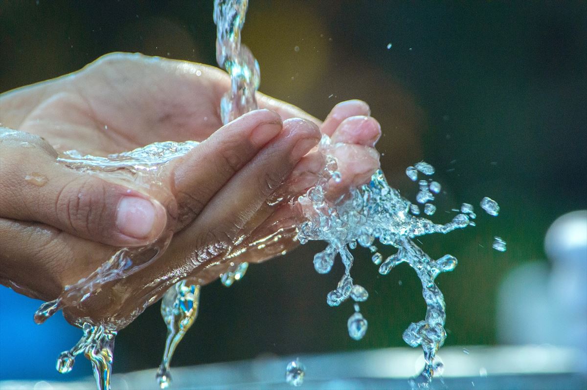 Una persona se lava las manos con agua. Foto: Pixabay