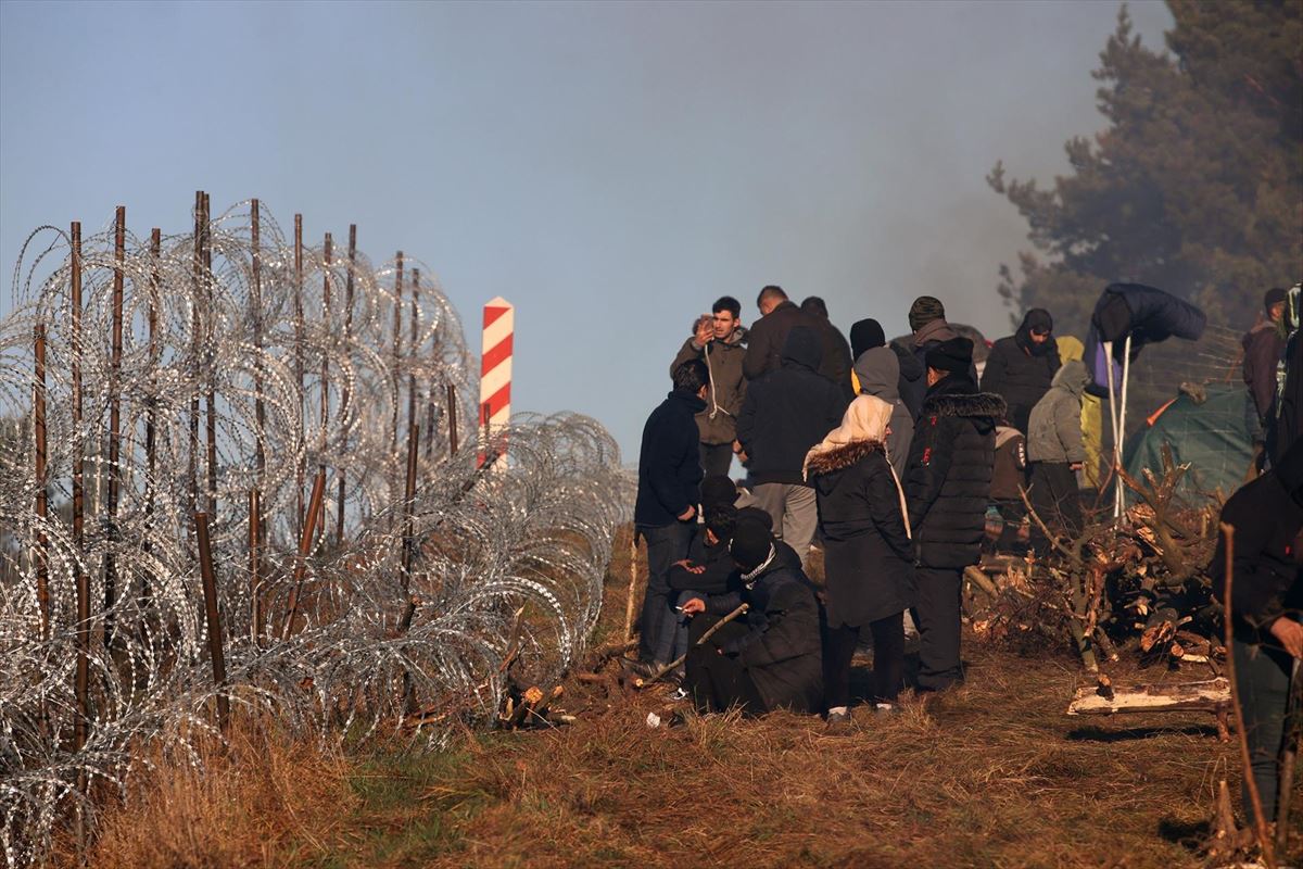 Personas migrantes en la frontera entre Bielorrusia y Polonia