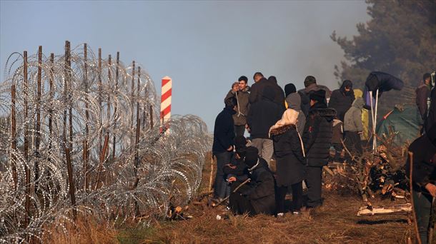 Pertsona migratzaileak Bielorrusia eta Polonia arteko mugan