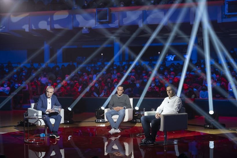 Juan Martinez de Irujo Aimar Olaizolarekin. Argazkia: EITB MEDIA