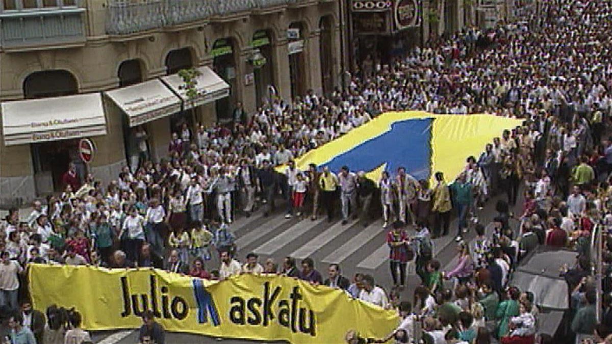 Donostian manifestazioa 1993an. EITB Mediaren bideo batetik ateratako irudia.