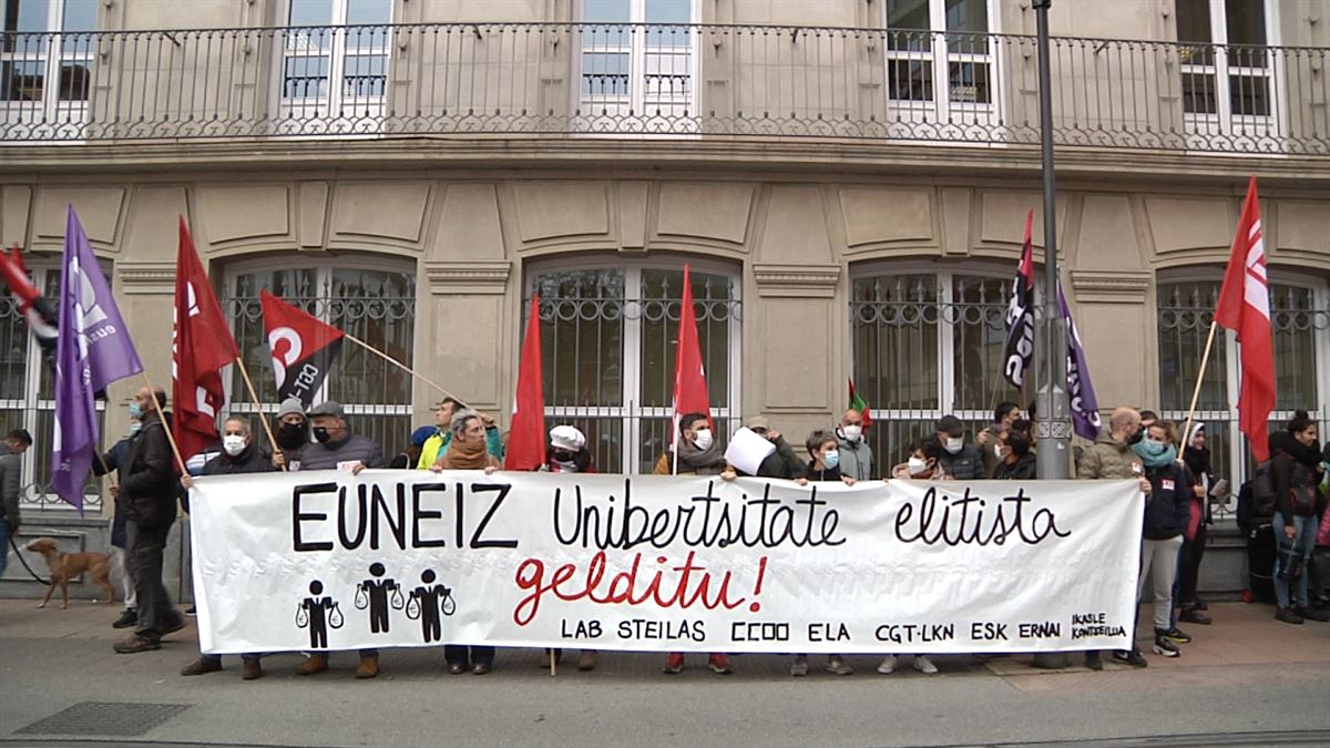 Protesta ante el Parlamento Vasco contra la universidad privada Euneiz