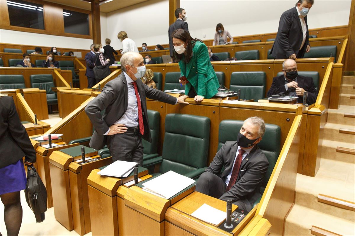 Josu Erkoreka e Iñigo Urkullu al comienzo del pleno de este jueves en el Parlamento Vasco 