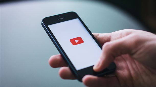 Mugikorra YouTuberen logoarekin.
