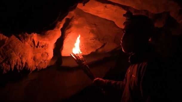 Un grupo de la Universidad de Cantabria estudia cómo iluminaban las cuevas hace miles de años. 
