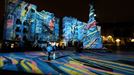 Así es el Umbra Light Festival: arte de luces proyectadas en edificios, jardines y espacios públicos 