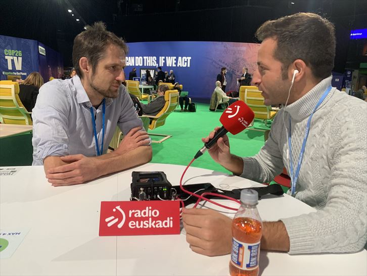 Ramsden junto a un entrevista