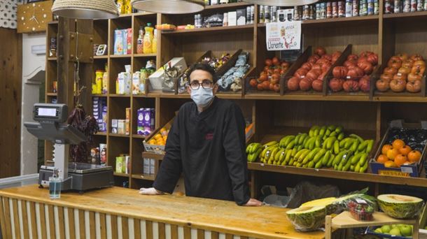 Eduardo Llorente en el mostrador de la tienda en la calle Santa Engracia de Laguardia.