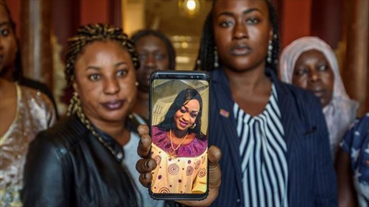 Dos mujeres muestran una foto de Maguette Mbeugou