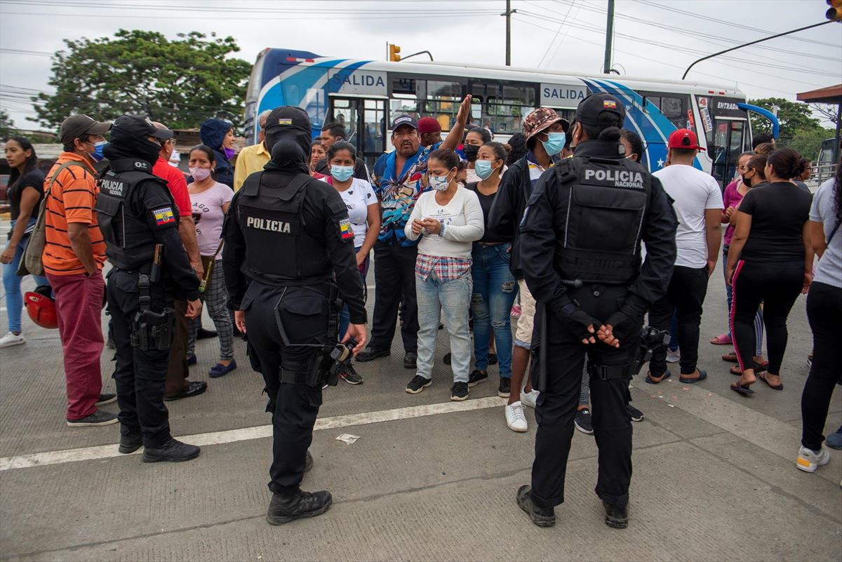 Familiares de presos esperan información en las afueras de la prisión de Guayaquil. Foto: EFE