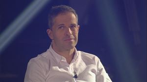 Aimar Olaizola, hunkituta, Manolo Arozena osabaren bertsoa entzuten