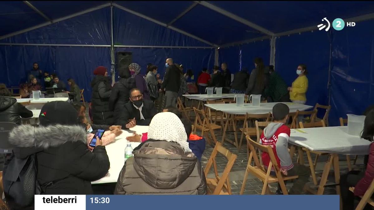 Comida intercultural en Amurrio. Imagen obtenida de un vídeo de EITB Media.