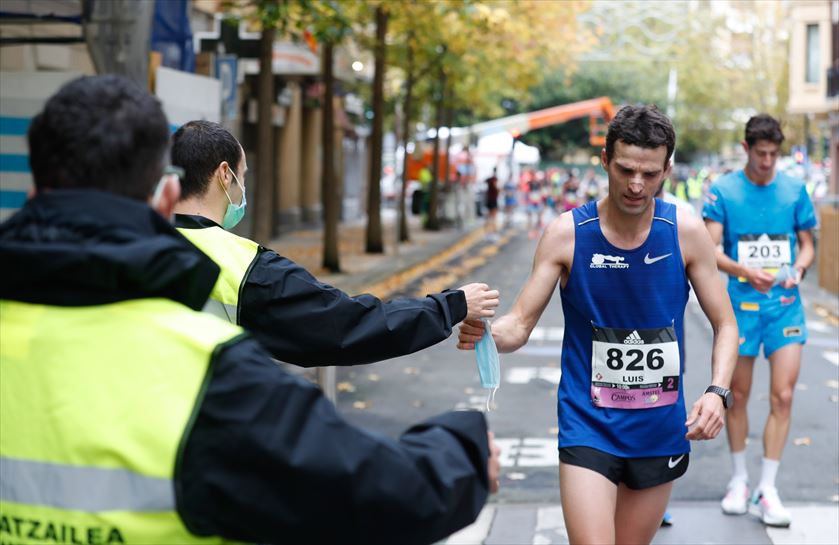 Corredores cogiendo agua