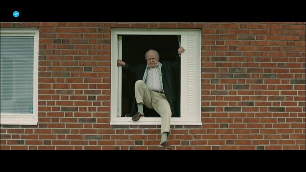 Robert Gustafsson en un fotograma de la película 'El abuelo que saltó por la ventana y se largó'