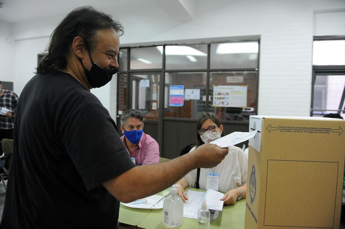 Un hombre vota en las elecciones legislativas, en Buenos Aires (Argentina)