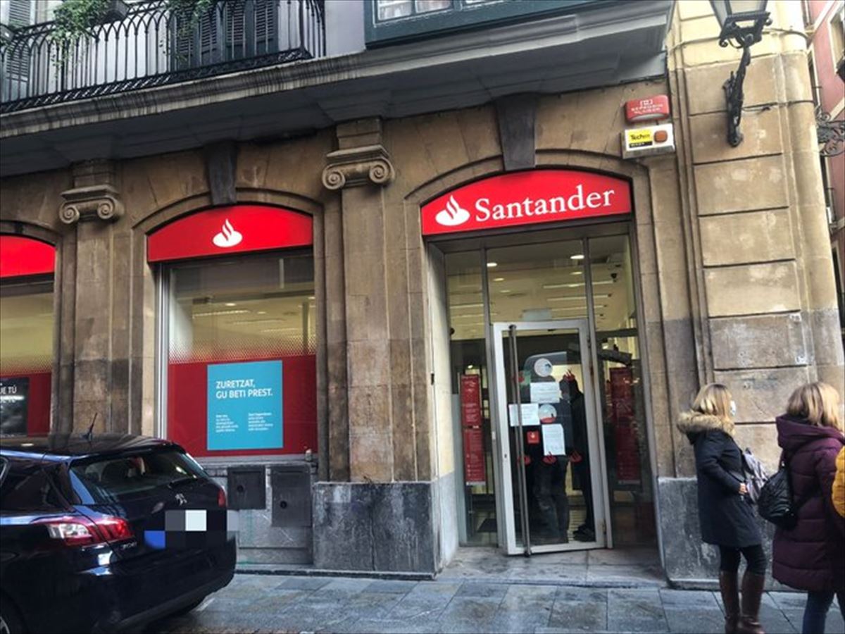 Una oficina del Banco Santander en Bilbao. 
