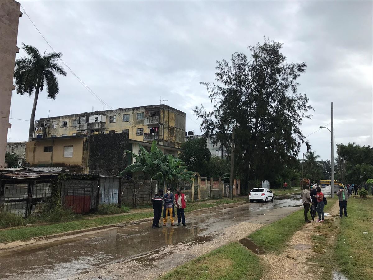 Agentes de seguridad cubanos vestidos de civil rodean hoy la vivienda del activista Yunior García