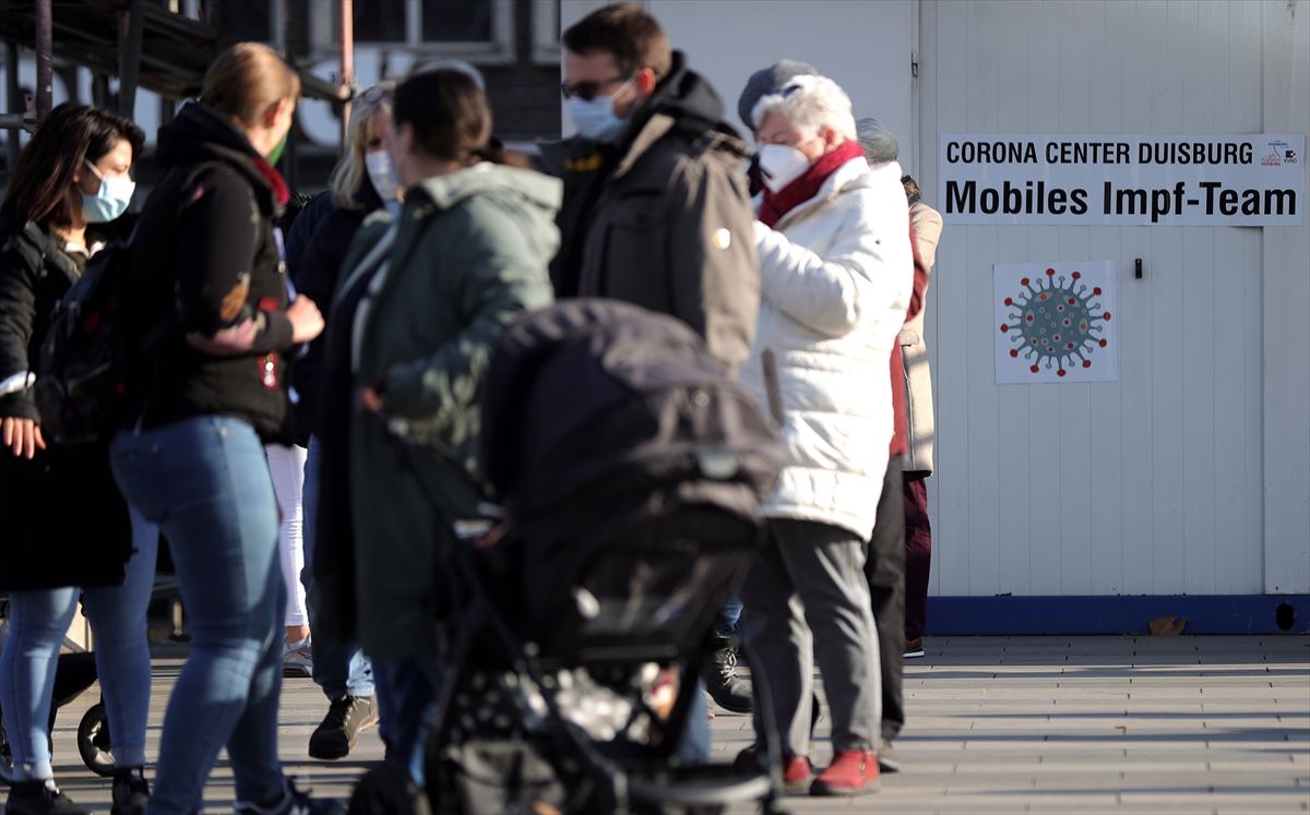 Personas frente a un centro de vacunación móvil en Alemania.