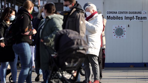 Personas frente a un centro de vacunación móvil en Alemania.